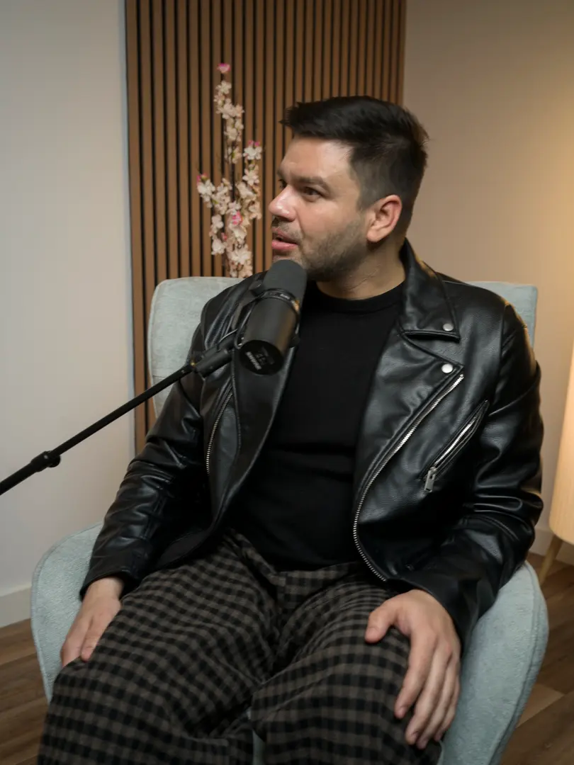 Invitado con chaqueta de cuero hablando al micrófono